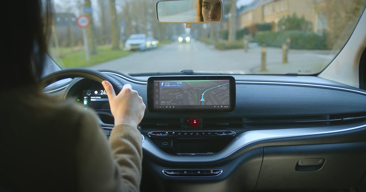 A picture over the driver's shoulder showing the TomTom Digital Cockpit in action.